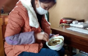 Tengchong bone doctor mixes a poultice