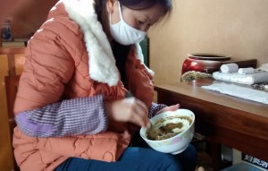 Tengchong bone doctor mixes a poultice